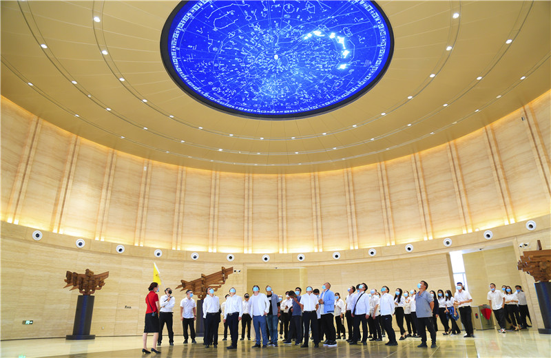 2020中秋来临之际，中天六建机关150余名员工参观学习中国建筑科技馆，共同探索建筑之美。