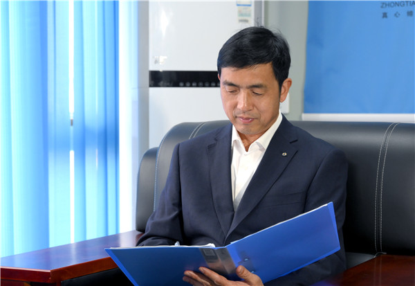 1624931630723440cTl5.jpg 楼联红在办公室工作.jpg