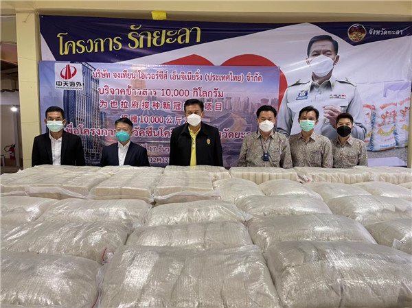 164091141242219012af.jpg 左三:也拉省省长;右三:勿洞市市长_副本.jpg