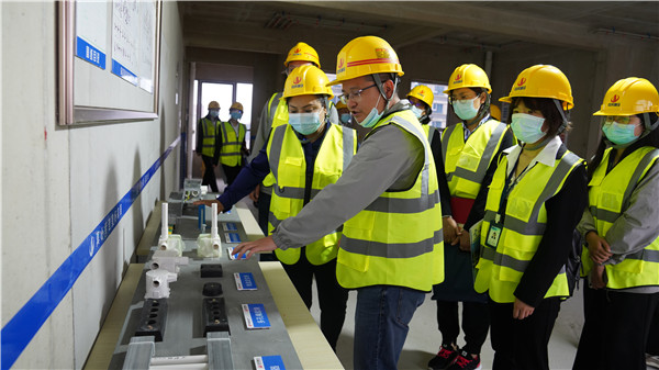 1658213246699396sDFf.jpg 6.支部纪检委员陆建飞带领大家走进中天八建直营项目昆明中海汇德里花园_副本.jpg