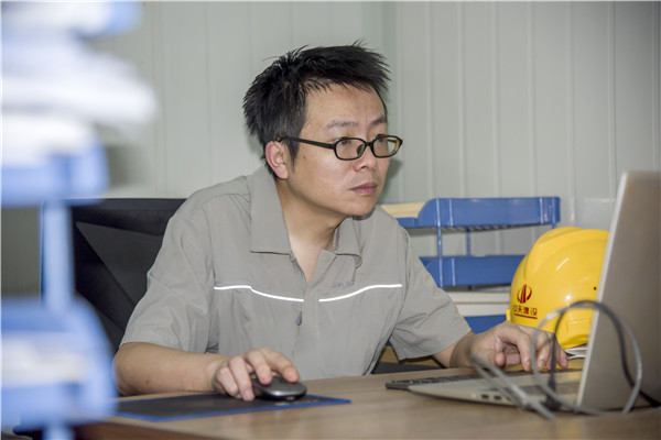 16662478987308660WT3.jpg 刘波在东关科创大厦项目办公室看方案.jpg