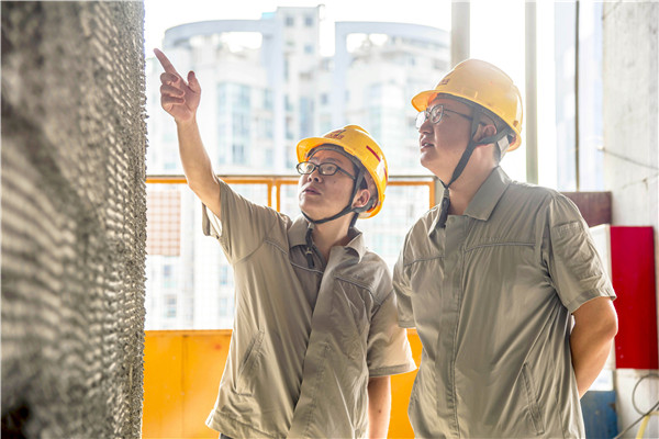 1666248005753780WNah.jpg 东关科创项目刘波与深圳分公司工程管理处单钢峰介绍样板层1.jpg