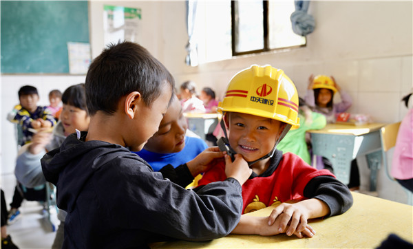 1669874737642071pwCZ.jpg 孩子们体验安全工程师着装_副本.jpg