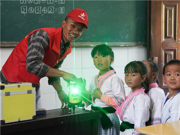 1669874752244007lwxv.jpg 课堂上,八建志愿者为小朋友们展示建筑施工中的激光扫描仪器(1)_副本.jpg