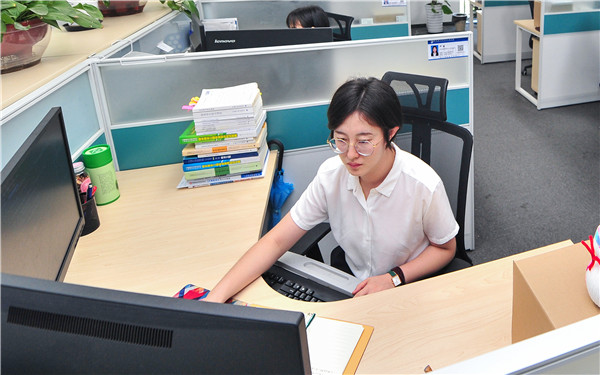 16702903578878373NiM.jpg 李洁 工作照.jpg