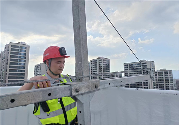 1688000325155315TqYx.jpg 吊篮检查02.jpg