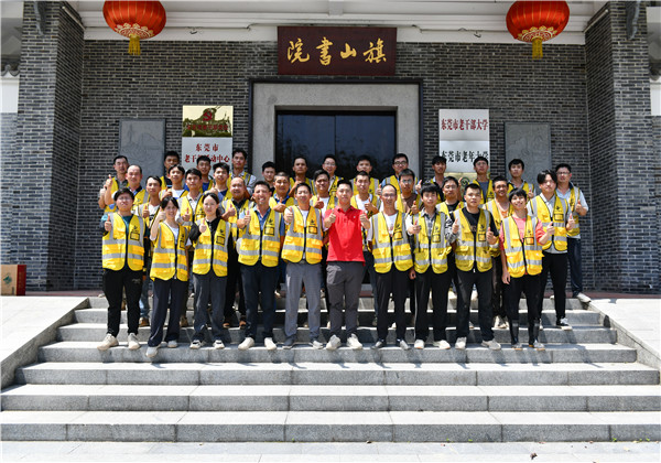 16880193102615690gcD.jpg 3项目团队照(你有美颜过的.jpg