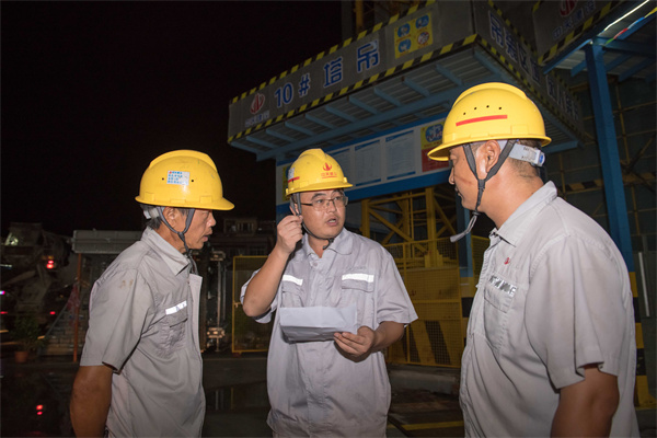 1721696167688687lZPV.jpg 严挺挺(左二)与同事们在现场.jpg